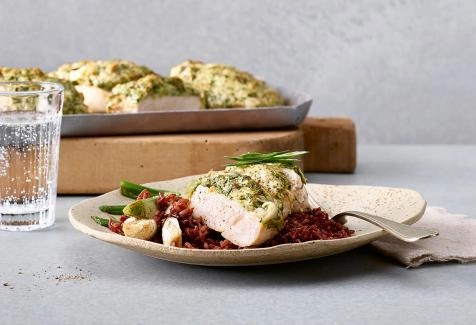Pouletbrüstchen mit Frühlingszwiebel- Bärlauch-Haube